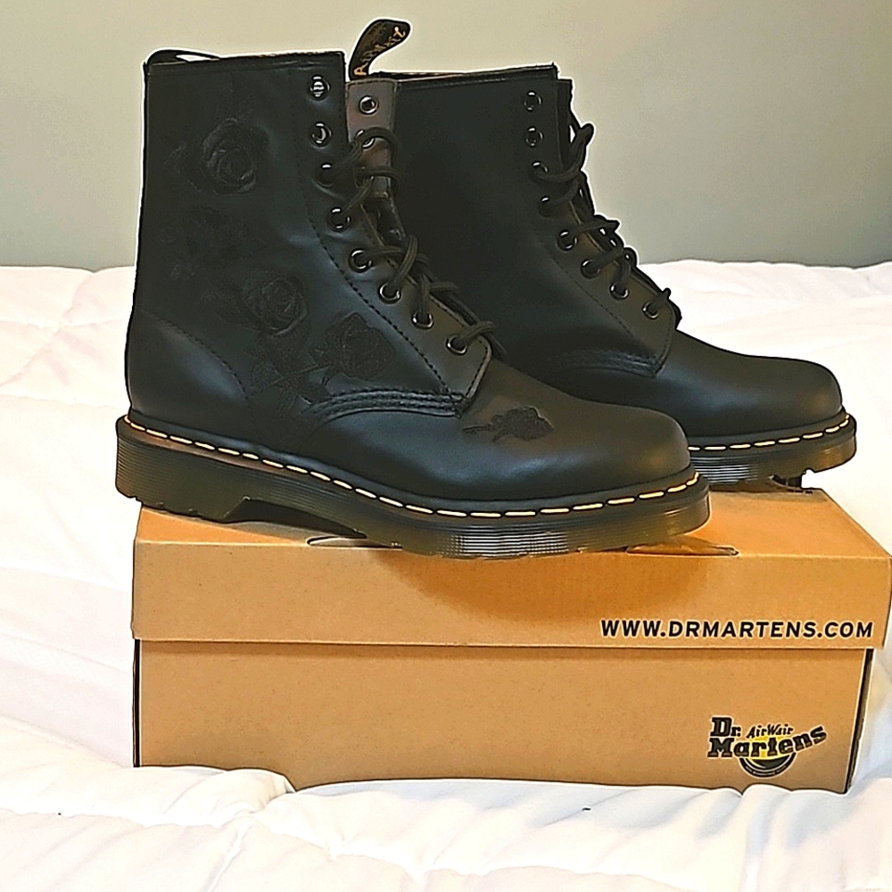 DR. MARTENS NEW SIZE 8 VONDA MONO BLACK BOOTS